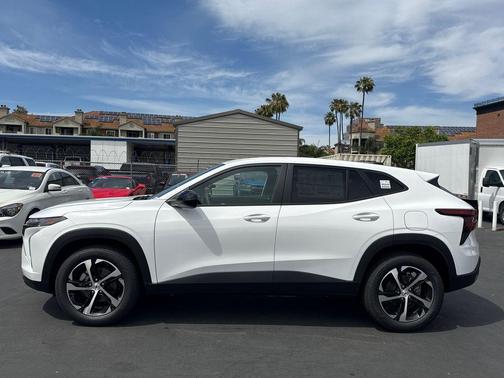 Summit White 2026 Chevrolet Trax 1RS