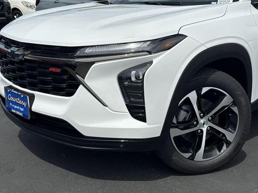 Summit White 2026 Chevrolet Trax 1RS