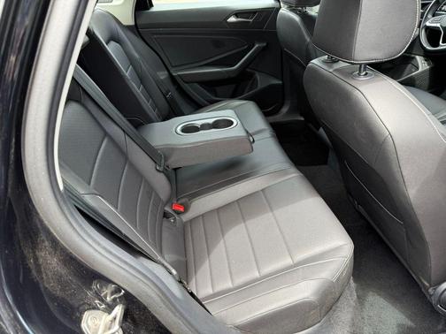 Deep Black Pearl Effect 2024 Volkswagen Jetta 1.5T SE