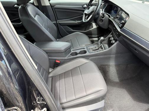 Deep Black Pearl Effect 2024 Volkswagen Jetta 1.5T SE