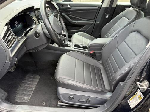 Deep Black Pearl Effect 2024 Volkswagen Jetta 1.5T SE