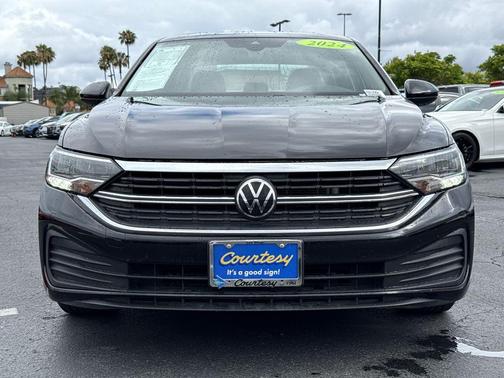 Deep Black Pearl Effect 2024 Volkswagen Jetta 1.5T SE