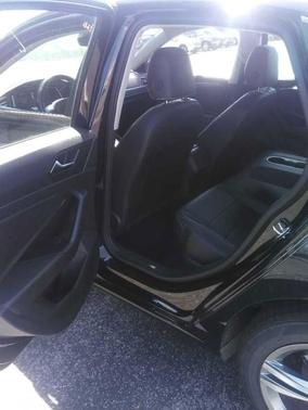 Deep Black Pearl Effect 2024 Volkswagen Jetta 1.5T SE