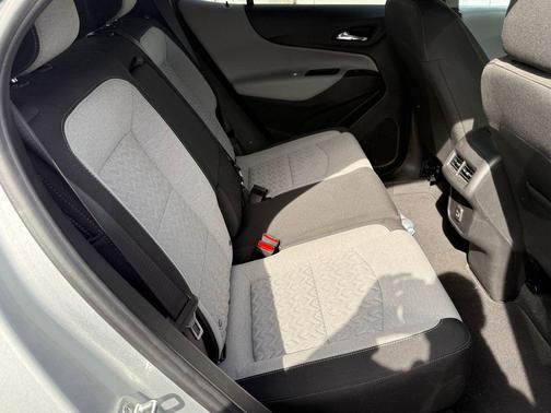 Silver Ice Metallic 2022 Chevrolet Equinox 2LT