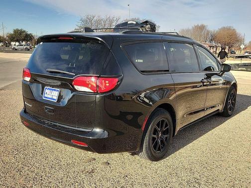 2021 Chrysler Voyager LXI