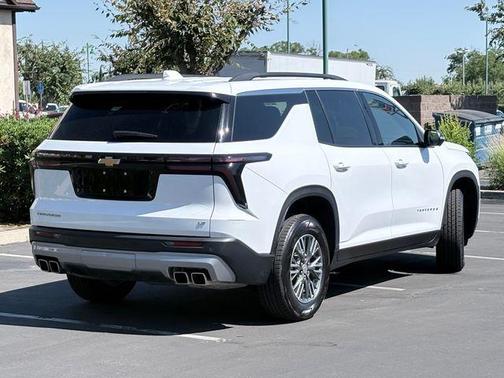 Summit White 2024 Chevrolet Traverse LT