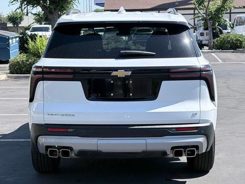 Summit White 2024 Chevrolet Traverse LT