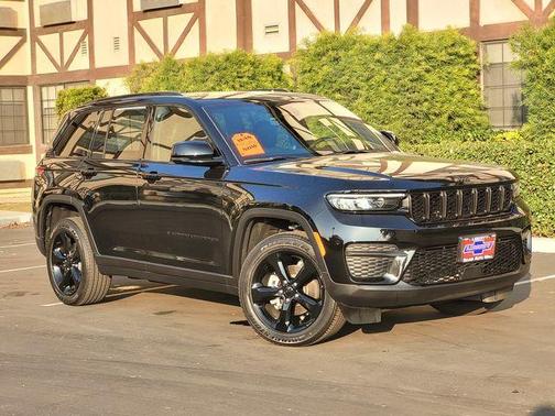 2025 Jeep Grand Cherokee Laredo