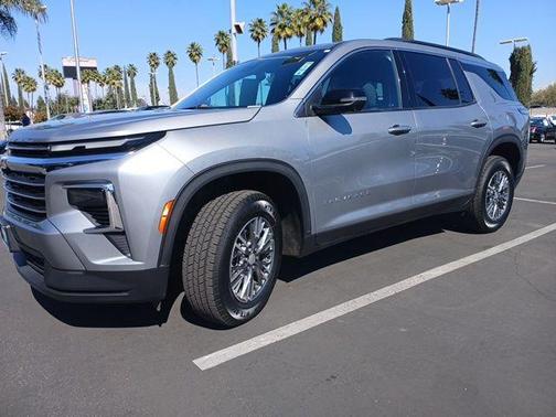 2024 Chevrolet Traverse LT