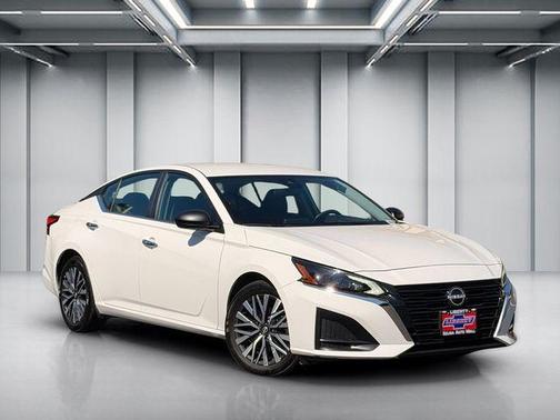 Glacier White 2025 Nissan Altima SV