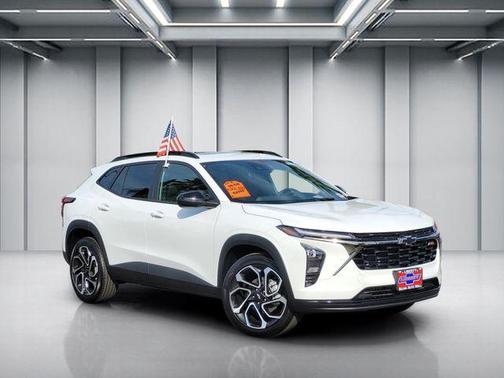 Summit White 2026 Chevrolet Trax 2RS