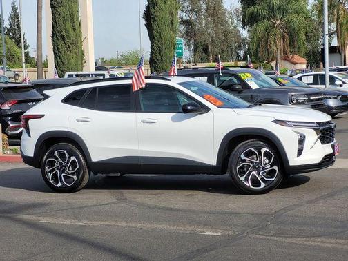 Summit White 2026 Chevrolet Trax 2RS