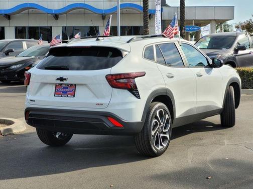 Summit White 2026 Chevrolet Trax 2RS