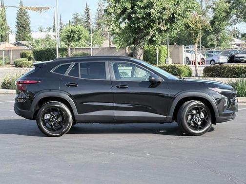 Black Metallic 2026 Chevrolet Trax LT