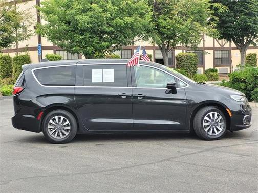 2022 Chrysler Pacifica Hybrid Touring L