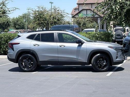 Sterling 2026 Chevrolet Trax LT
