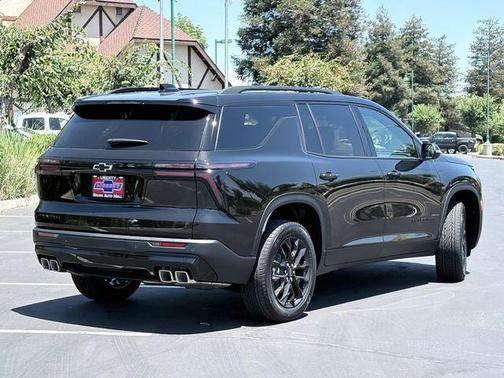 Black Metallic 2026 Chevrolet Traverse LT