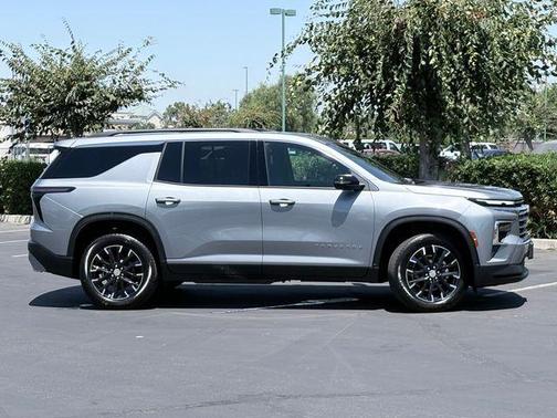 Sterling Gray Metallic 2026 Chevrolet Traverse LT