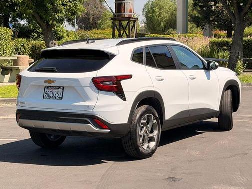 Summit White 2025 Chevrolet Trax LT