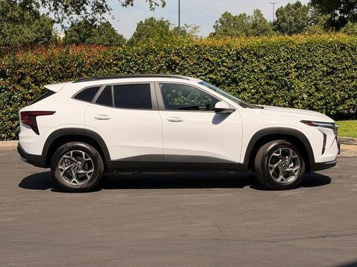 Summit White 2025 Chevrolet Trax LT
