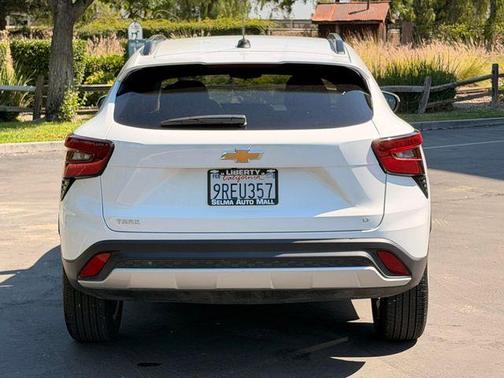 Summit White 2025 Chevrolet Trax LT