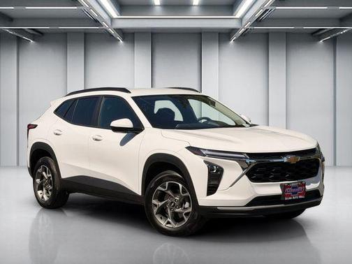 Summit White 2025 Chevrolet Trax LT