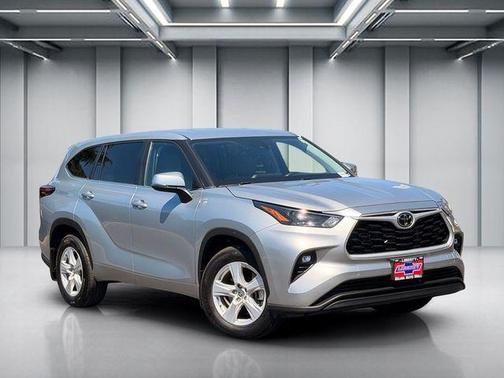 Celestial Silver Metallic 2023 Toyota Highlander LE