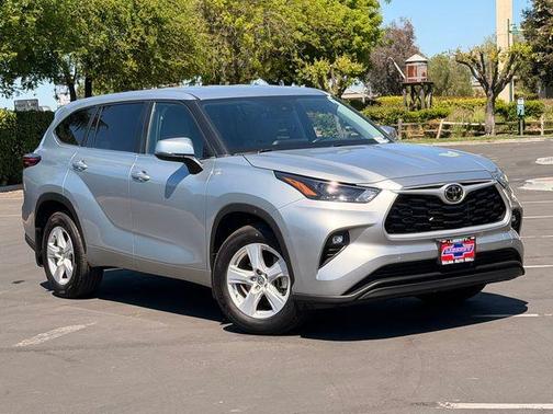 Celestial Silver Metallic 2023 Toyota Highlander LE