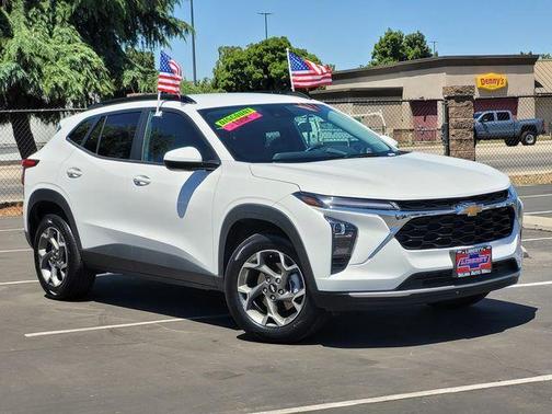 Summit White 2025 Chevrolet Trax LT