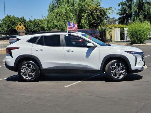 Summit White 2025 Chevrolet Trax LT