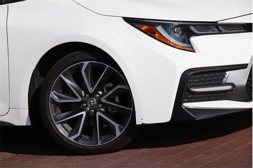 Photo 4 of 32 of 2020 Toyota Corolla