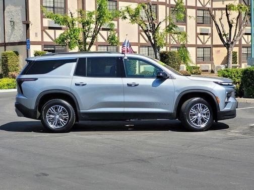 2024 Chevrolet Traverse LT