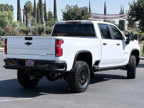 Summit White 2026 Chevrolet Silverado 2500 ZR2