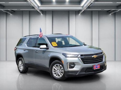 Sterling Gray Metallic 2023 Chevrolet Traverse LT Leather