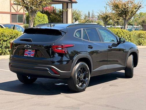 Black Metallic 2026 Chevrolet Trax LT