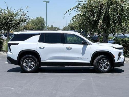 Summit White 2026 Chevrolet Traverse LT