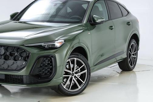 Green 2026 Audi Q5 PLUS