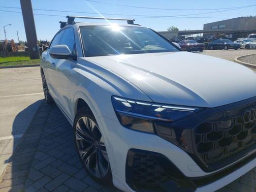Glacier White Metallic 2026 Audi Q8 55 Premium
