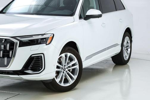 Carrara White 2025 Audi Q7 55 Premium Plus