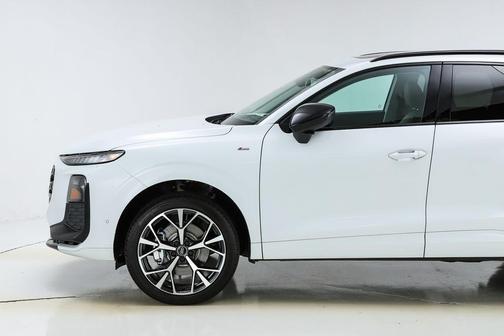 Glacier White Metallic 2026 Audi Q3 S line