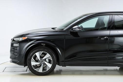 Mythos Black Metallic 2025 Audi Q6 e-tron Premium