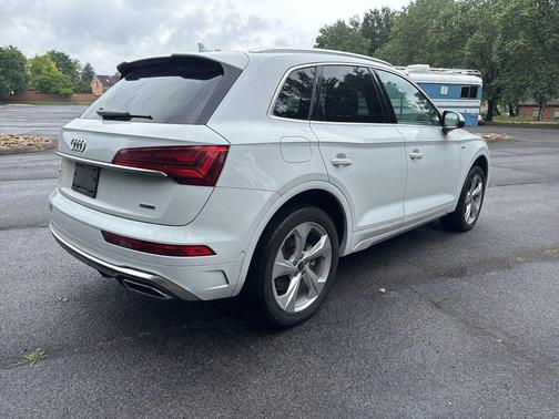 Glacier White Metallic 2023 Audi Q5 45 S line Prestige