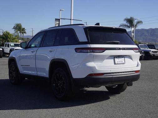 Bright White Clearcoat 2026 Jeep Grand Cherokee Laredo