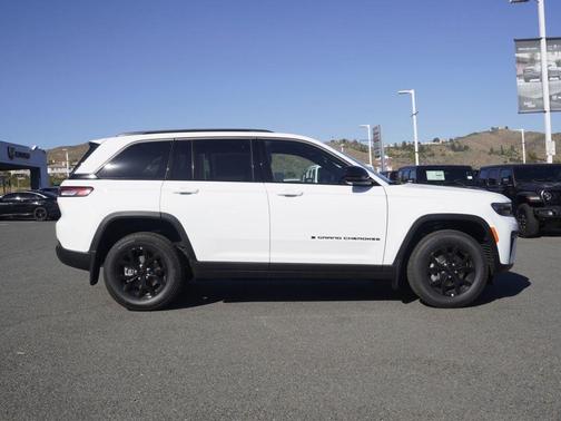 Bright White Clearcoat 2026 Jeep Grand Cherokee Laredo