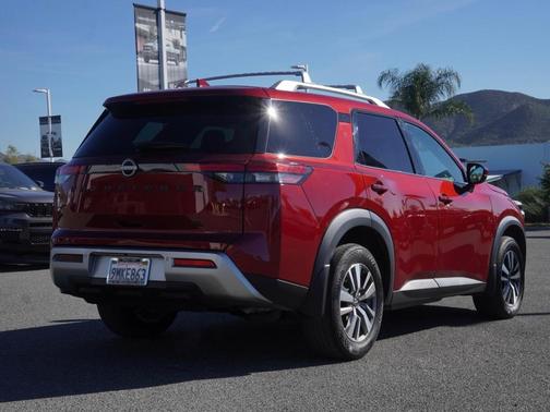 2024 Nissan Pathfinder SL