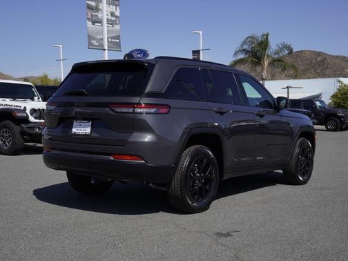 Metallic 2026 Jeep Grand Cherokee Laredo