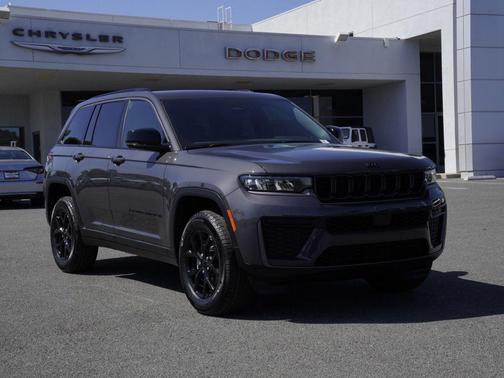 Metallic 2026 Jeep Grand Cherokee Laredo
