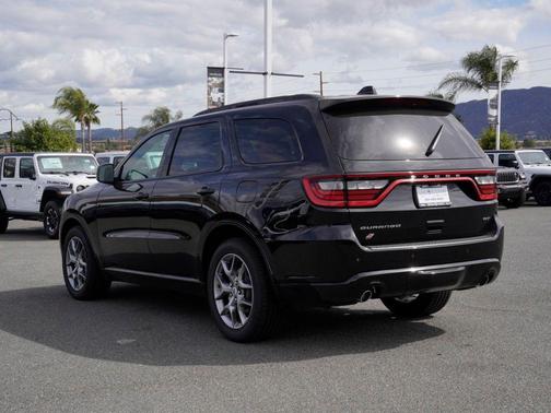 DB Black Crystal Clearcoat 2026 Dodge Durango GT Plus HEMI V8