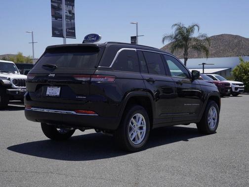 Diamond Black 2026 Jeep Grand Cherokee Laredo