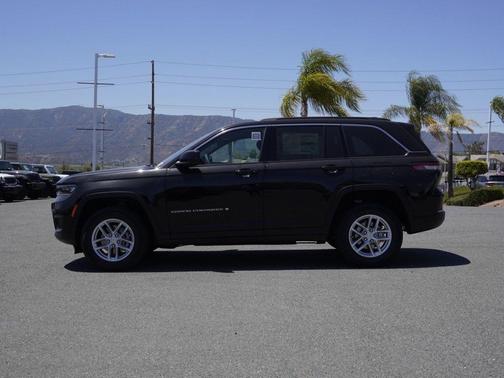 Diamond Black 2026 Jeep Grand Cherokee Laredo